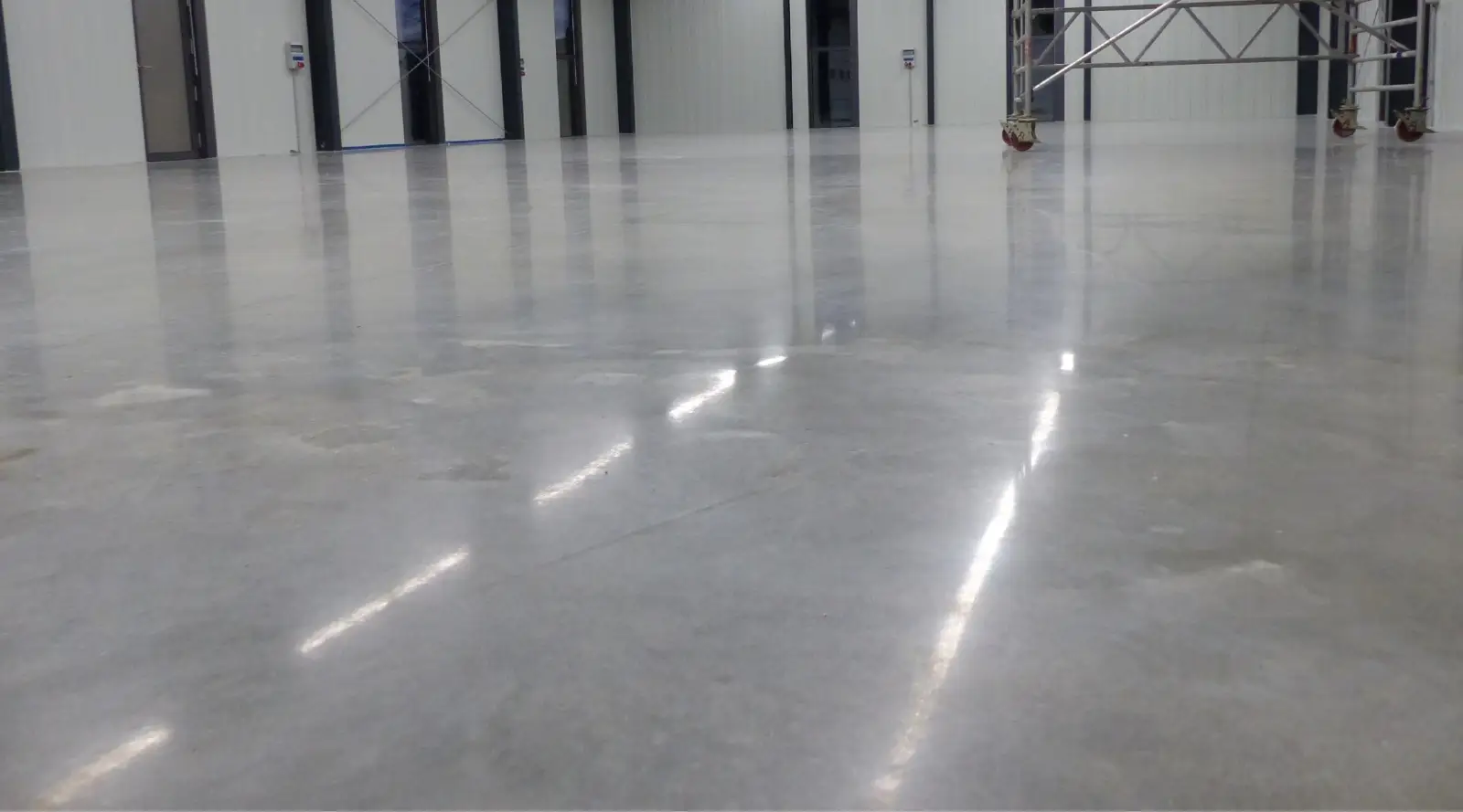 Construcción de suelo industrial en hormigón pulido con acabado brillante en una nave de Madrid