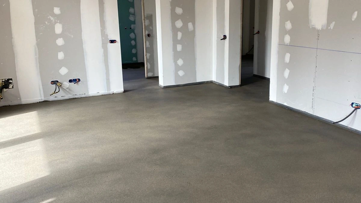 Construcción de tabiques de pladur y suelo de cemento nivelado en una vivienda de Madrid