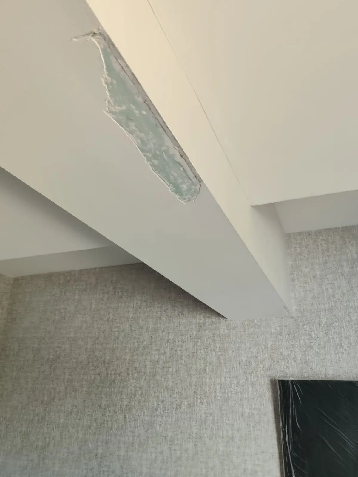 Trabajo de pladur con masilla de reparación en una viga de techo en Madrid