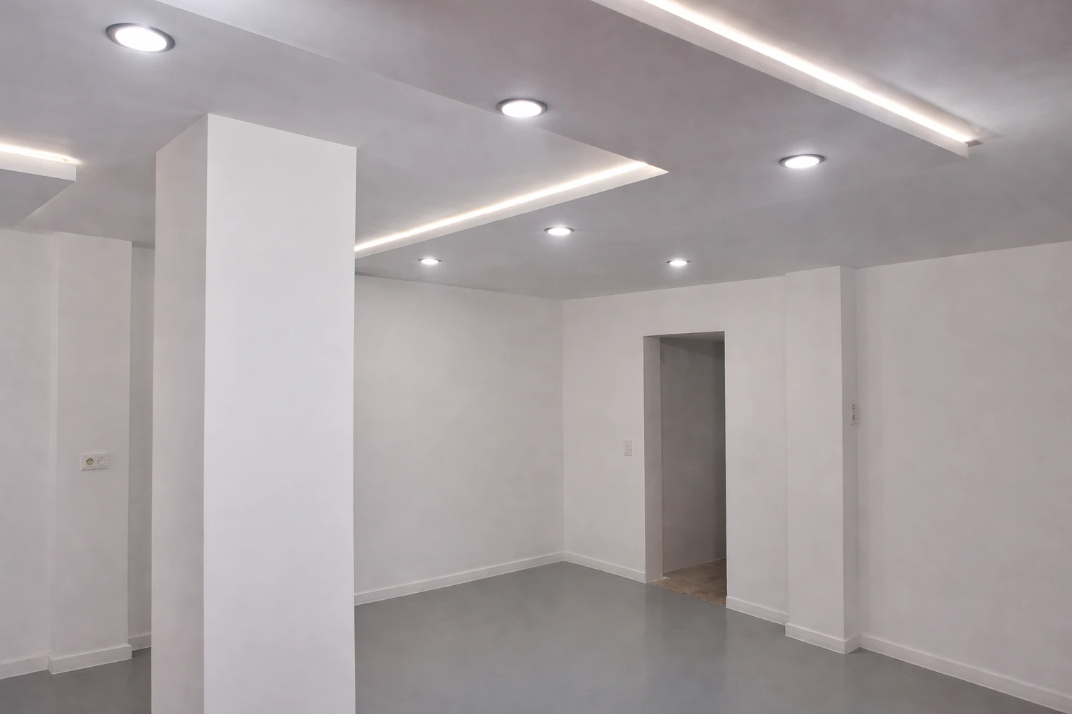 Instalación de pladur en techo con foseado para iluminación LED indirecta y focos empotrados en Madrid